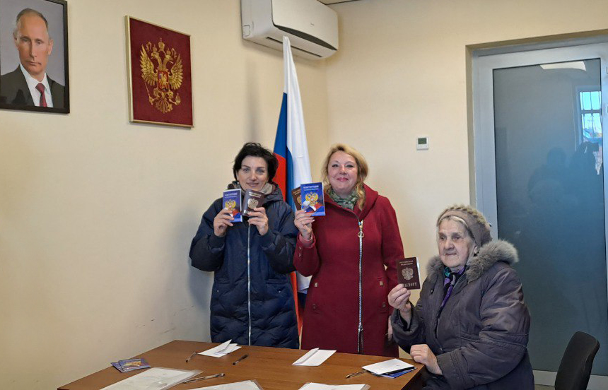 Жители Мариуполя получили паспорта в открытых на этой неделе пунктах приема документов