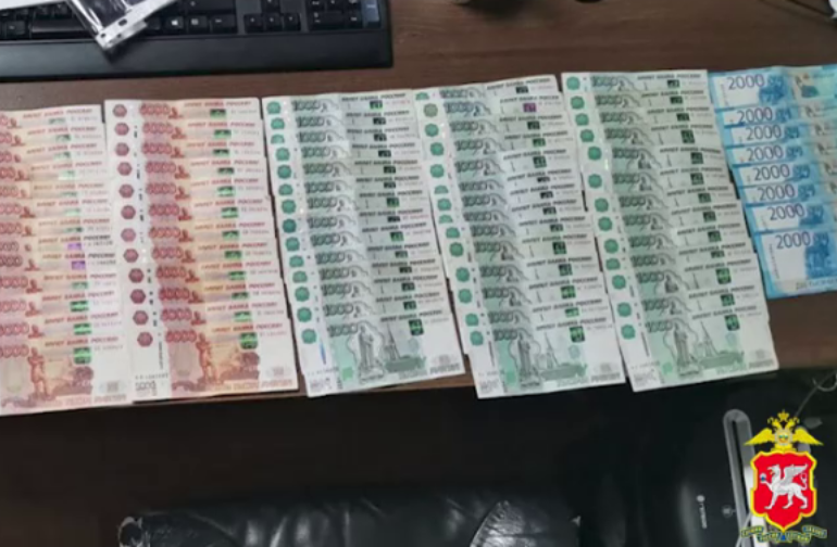 В Крыму полицейские вернули пенсионеру деньги, похищенные разъездным продавцом постельного белья