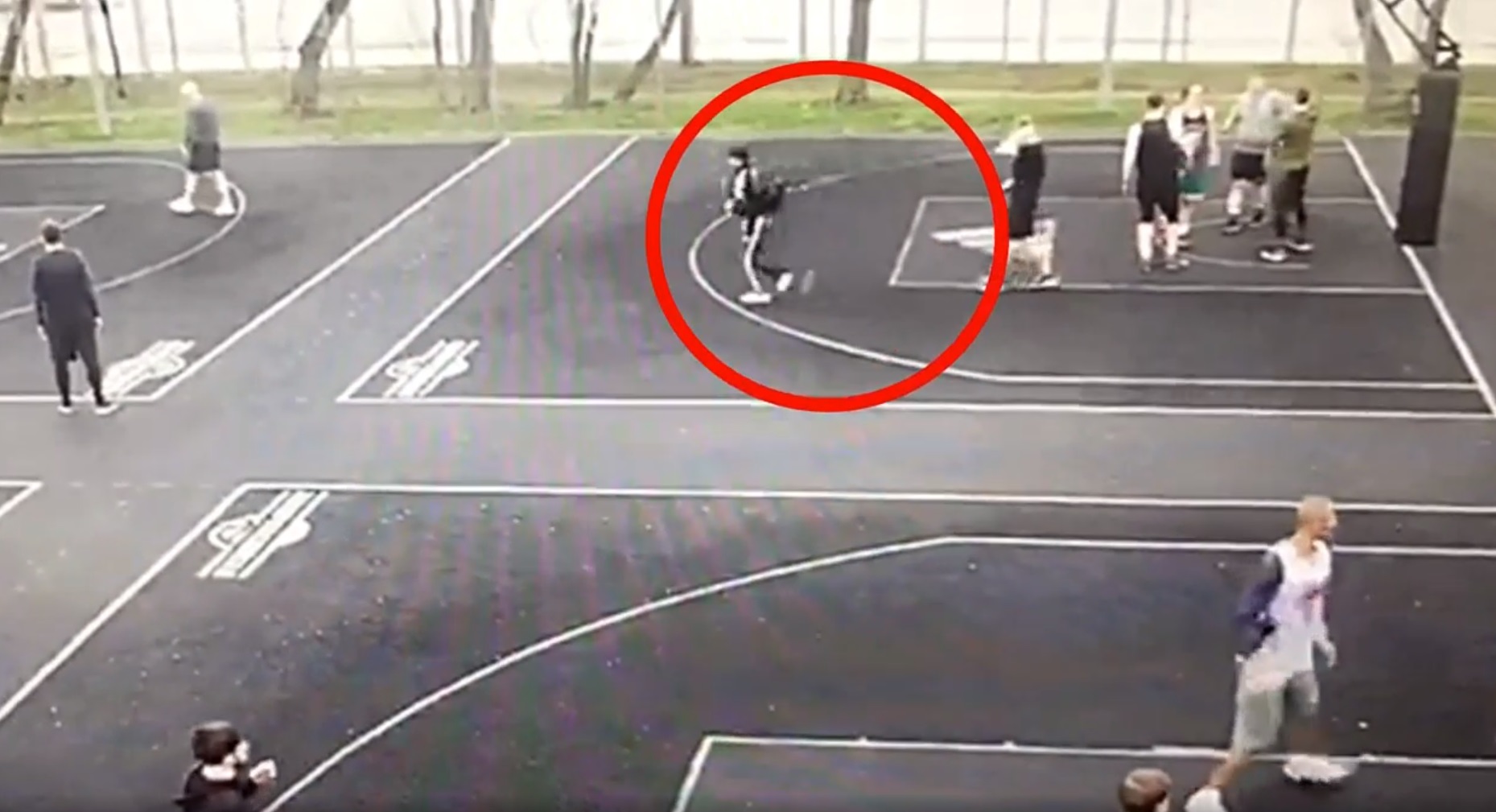 Задержан мужчина, подозреваемый в 8 кражах сумок и рюкзаков со спортплощадок в Москве