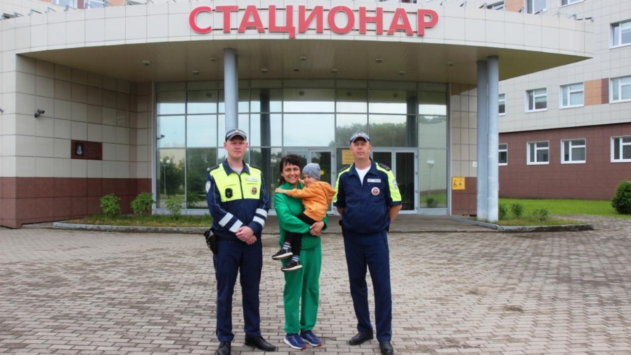 В Вологде автоинспекторы помогли быстро доставить в больницу 4-летнего ребёнка с травмой головы