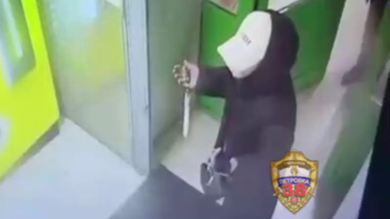 На востоке Москвы полицейские задержали женщину, напавшую с ножом на охранника магазина