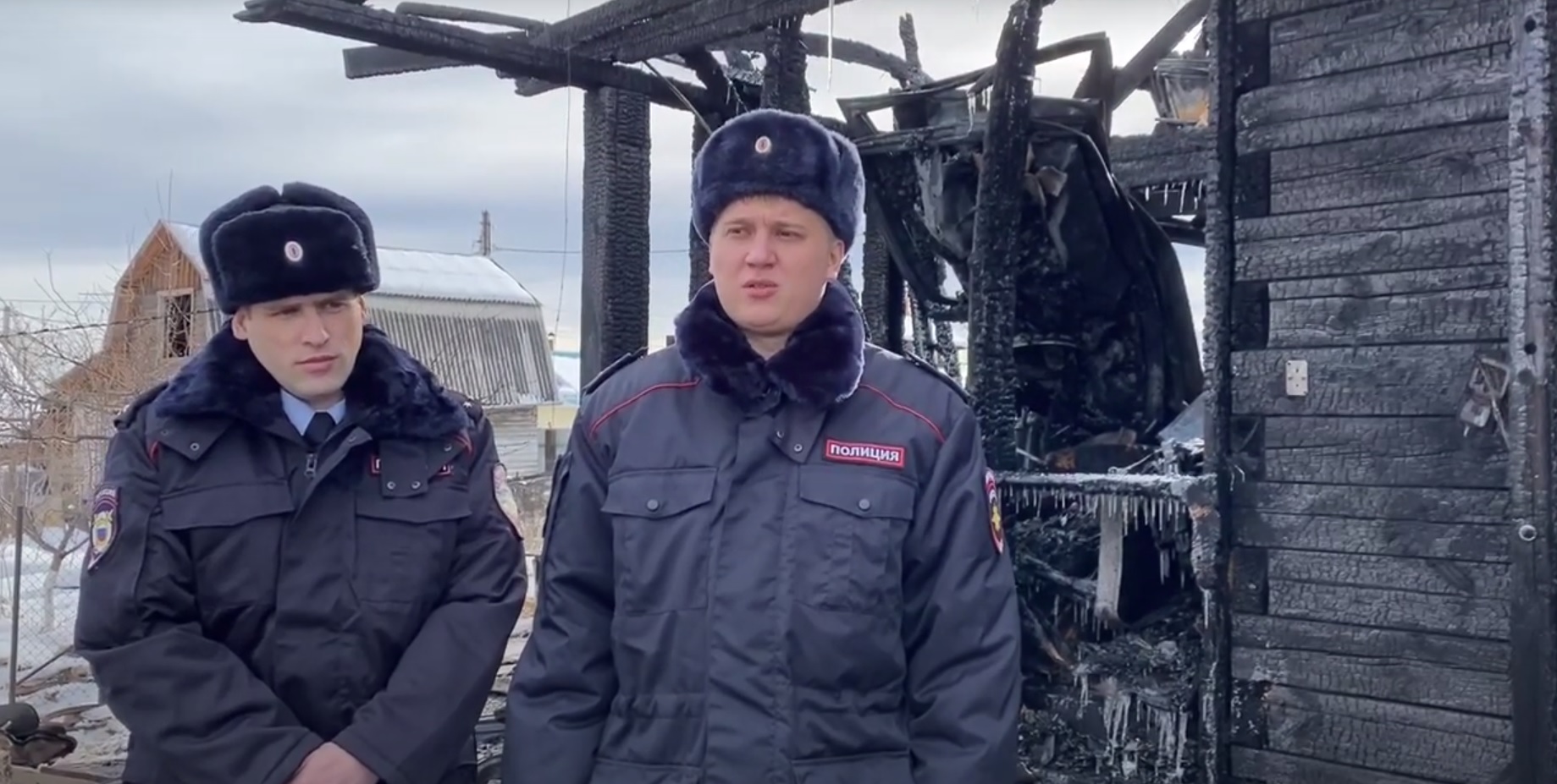 Под Иркутском полицейские оказали на пожаре помощь пожилой семейной паре