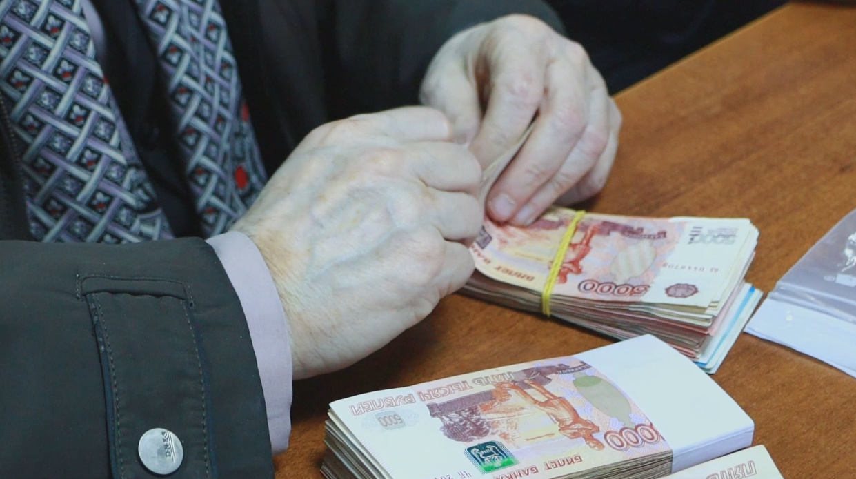 Брянская полиция вычислила трёх курьеров и дроппера, причастных к обману 84-летнего пенсионера