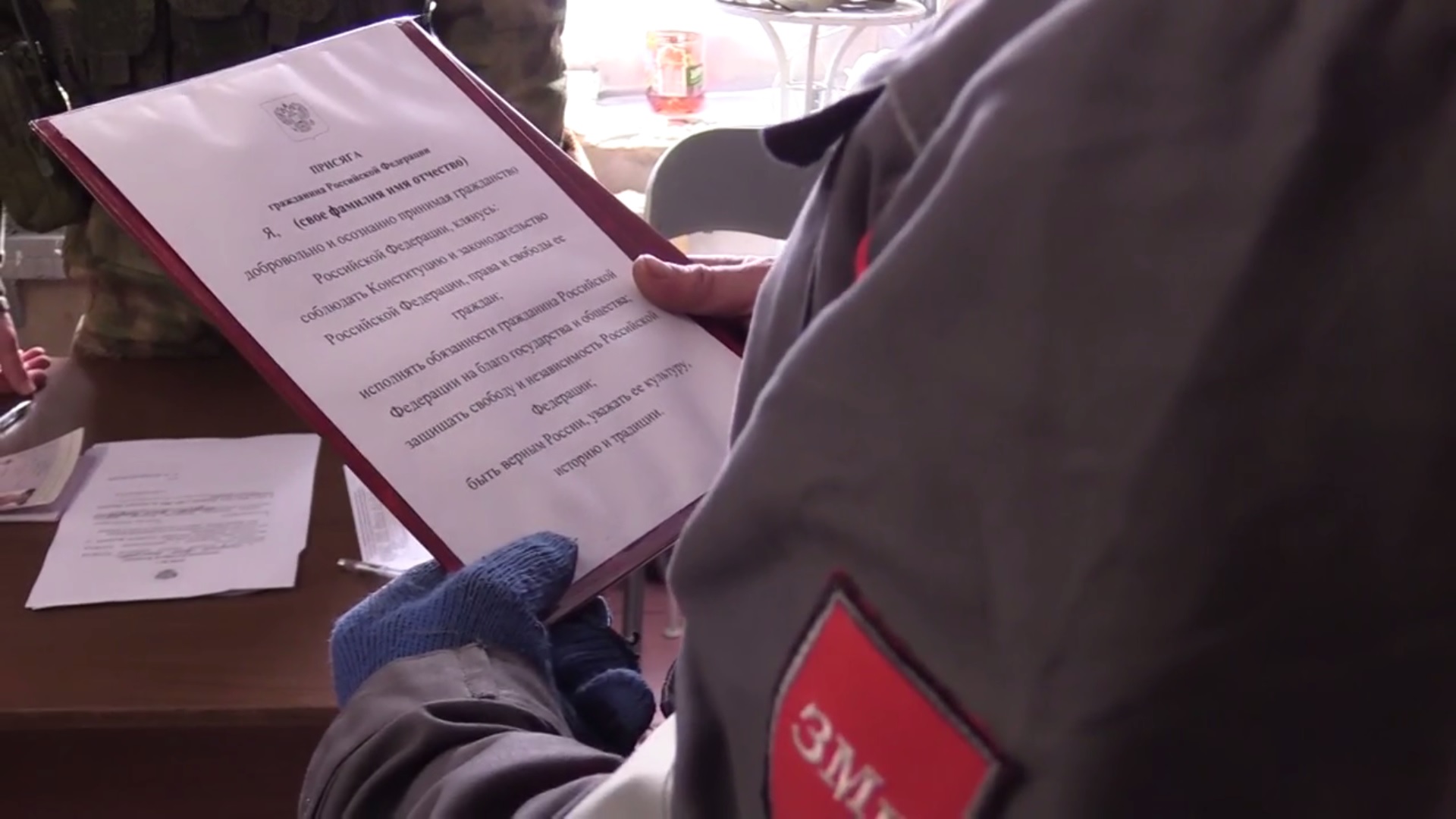 Полицейские ДНР активно работают по выдаче жителям освобождённой Авдеевки российских паспортов