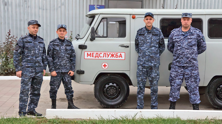 Офицеры в белых халатах