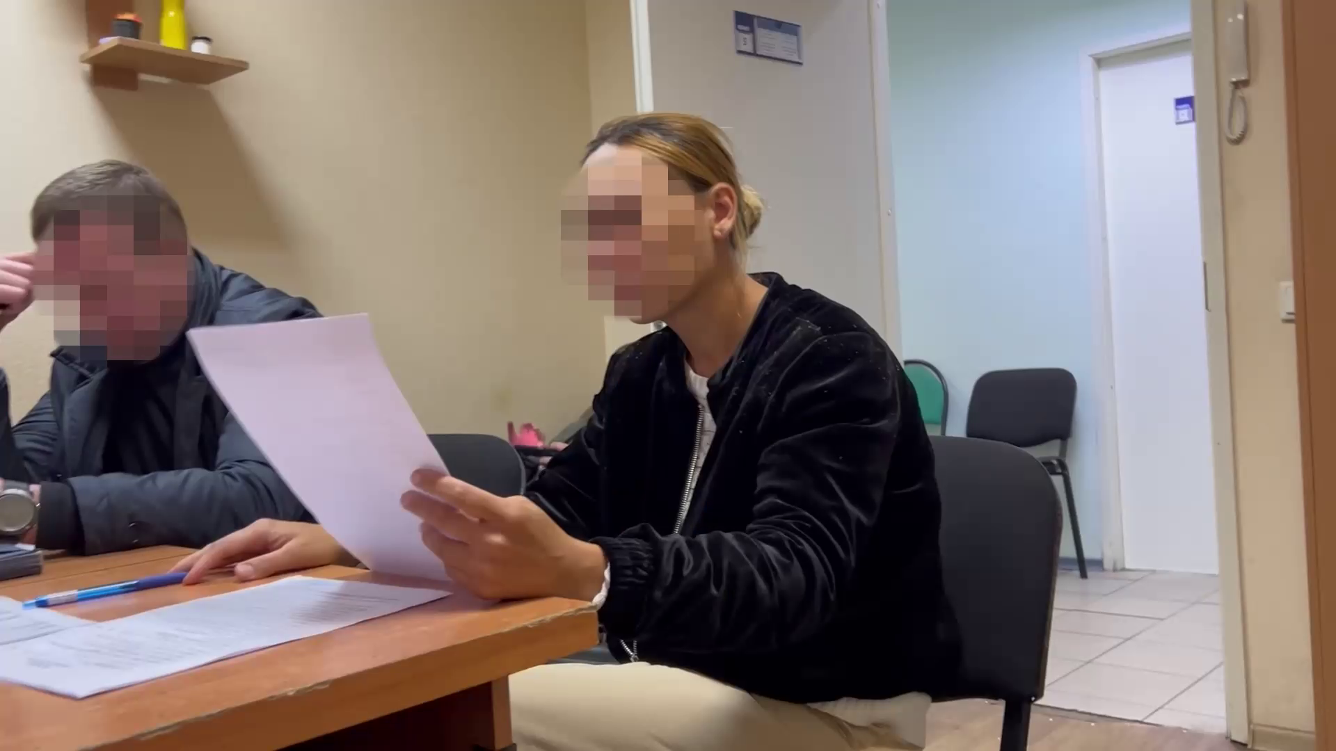 В Мурманской области за кражу 700 тысяч рублей из квартиры пенсионера осудят продавщицу мёда