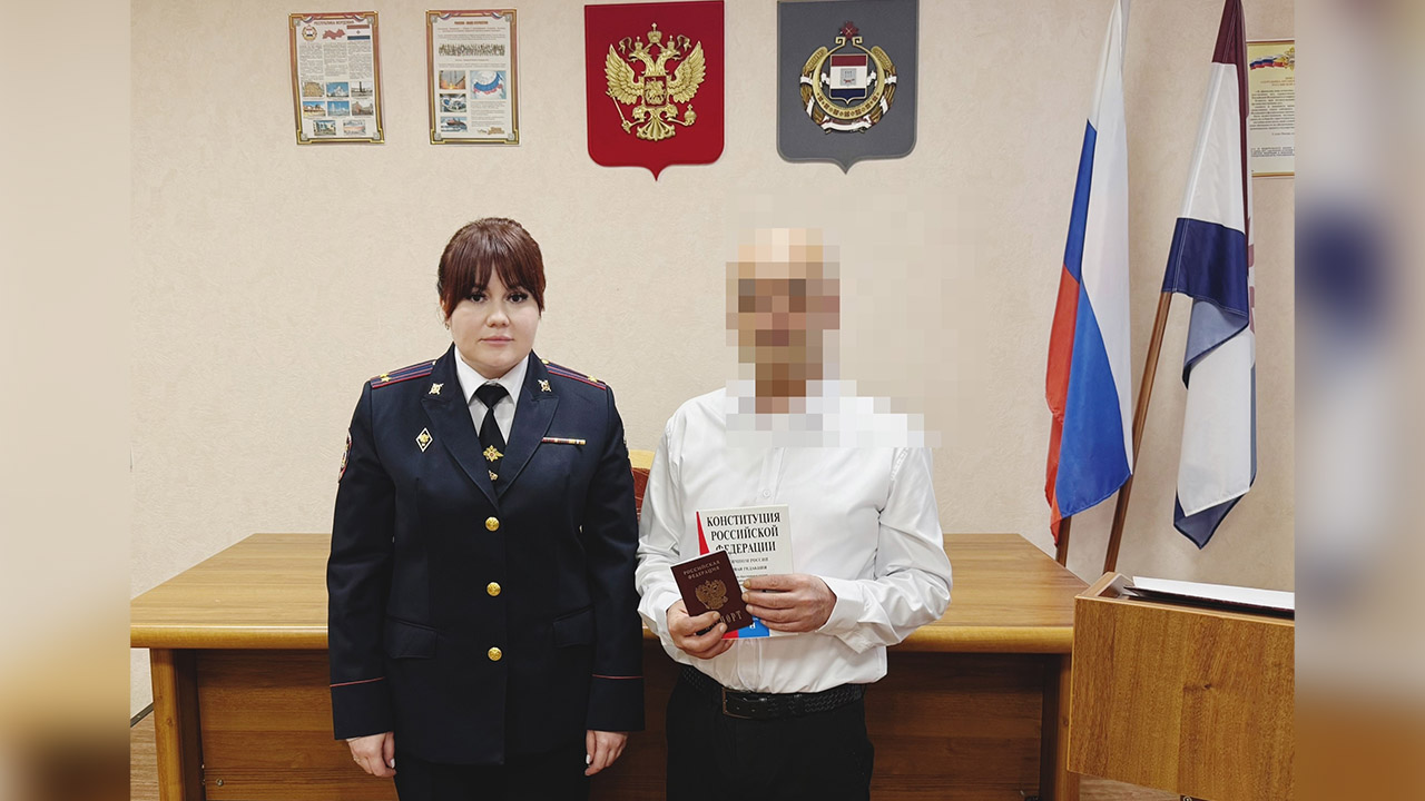В Мордовии полицейские вручили российский паспорт участнику СВО, прибывшему из Таджикистана