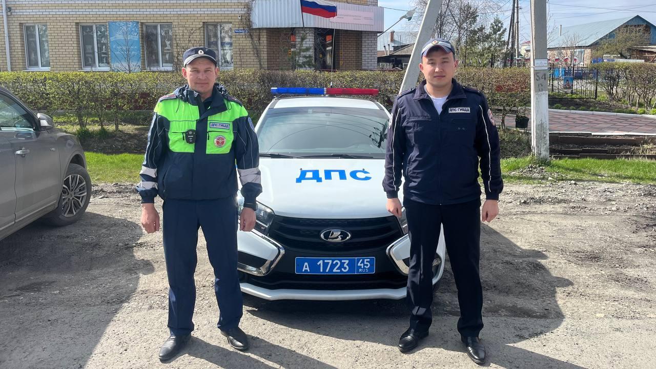 В Курганской области полицейские вынесли на руках пожилую женщину из задымлённого дома