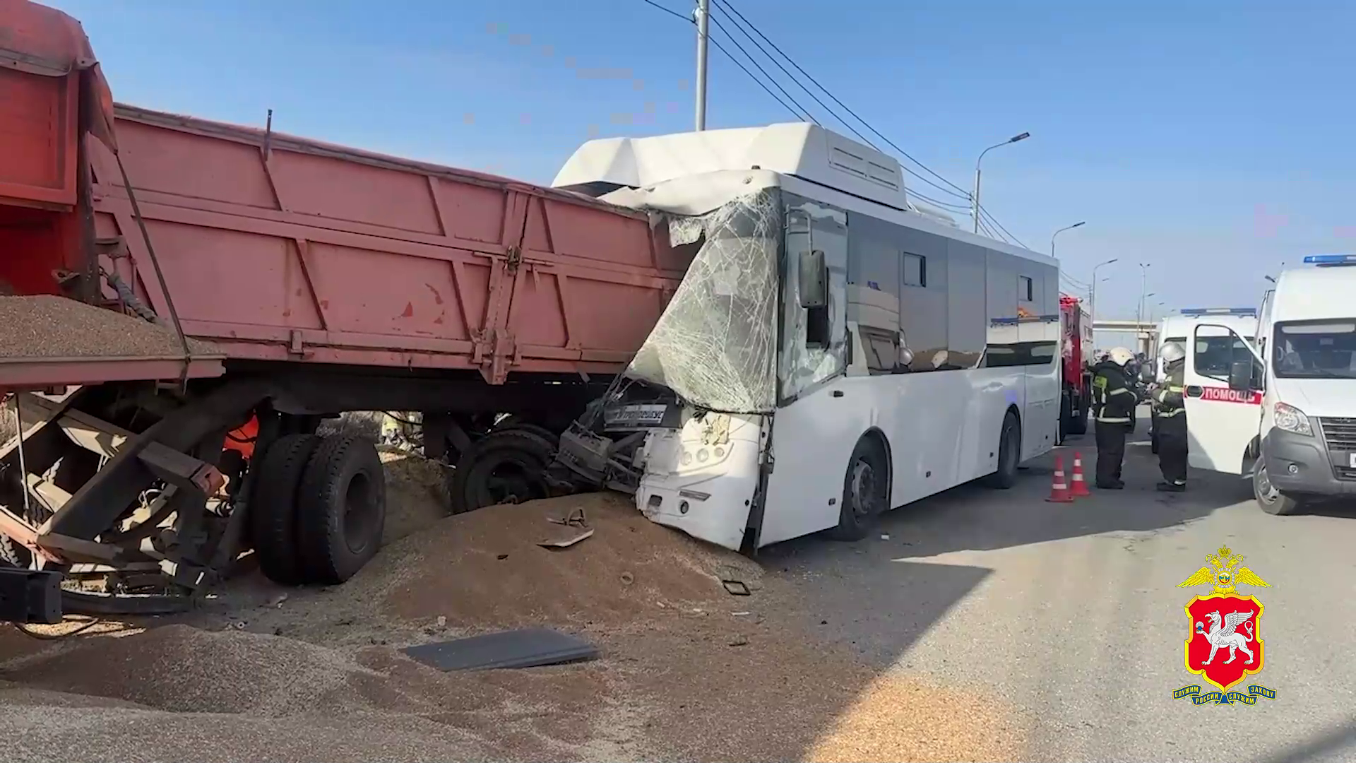 Полиция выясняет причины столкновения рейсового автобуса и грузовика в Симферопольском районе Крыма