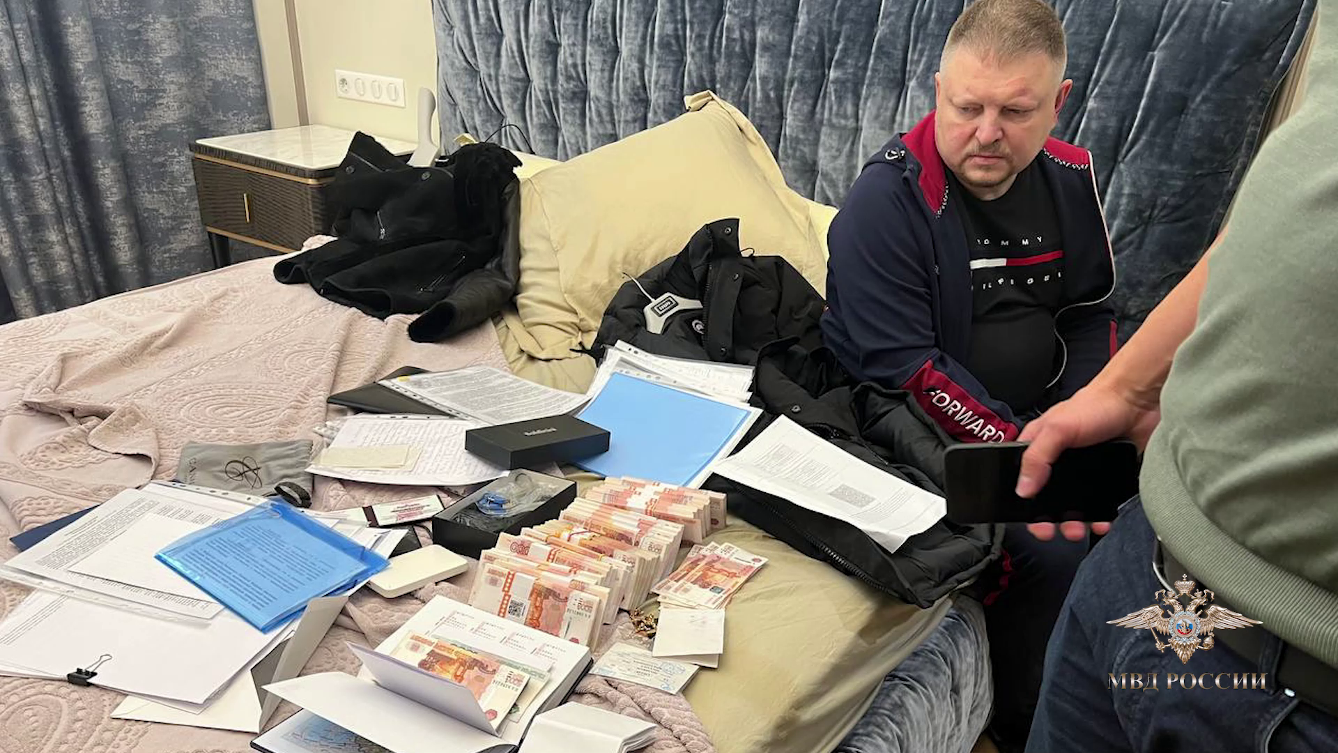МВД России публикует видео задержания администраторов популярных телеграм-каналов, которые подозреваются в вымогательстве