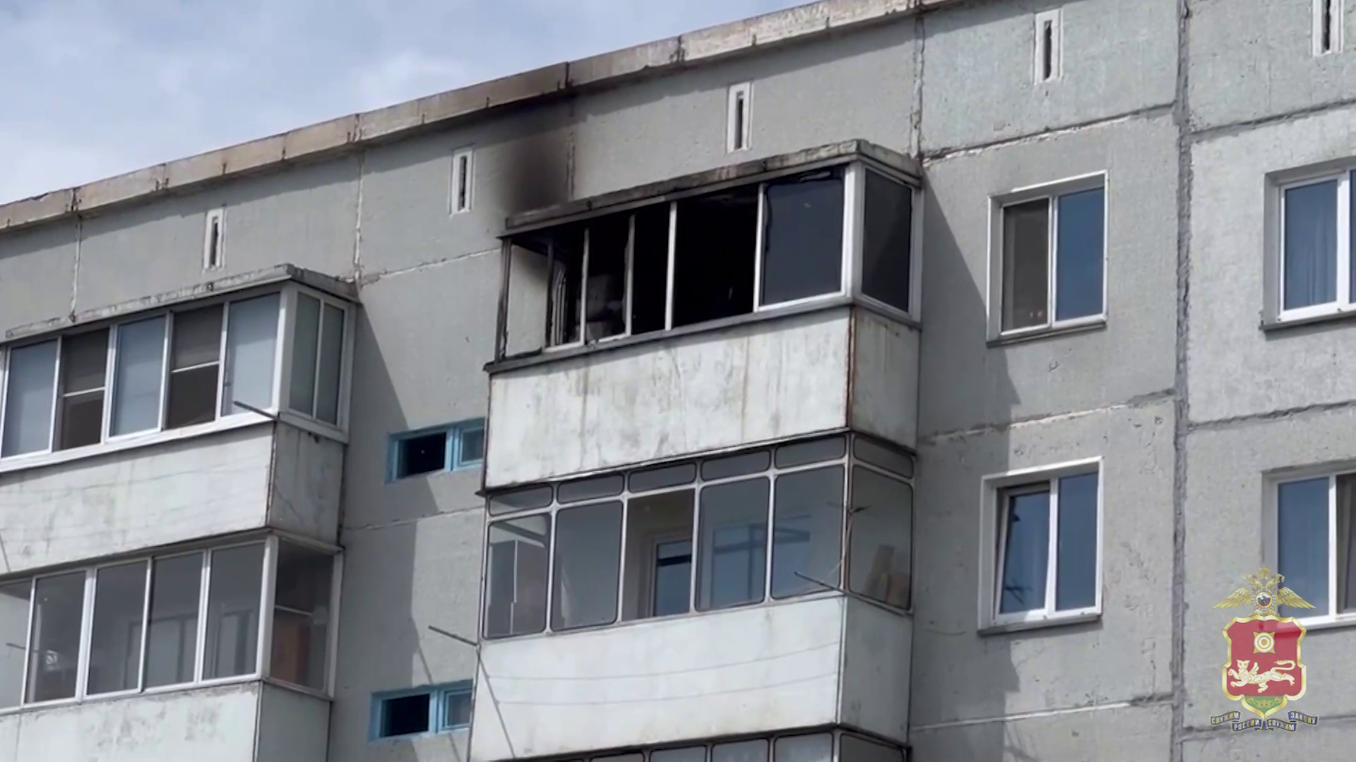 В Абакане сотрудник Госавтоинспекции помог жильцам пятиэтажки эвакуироваться во время пожара