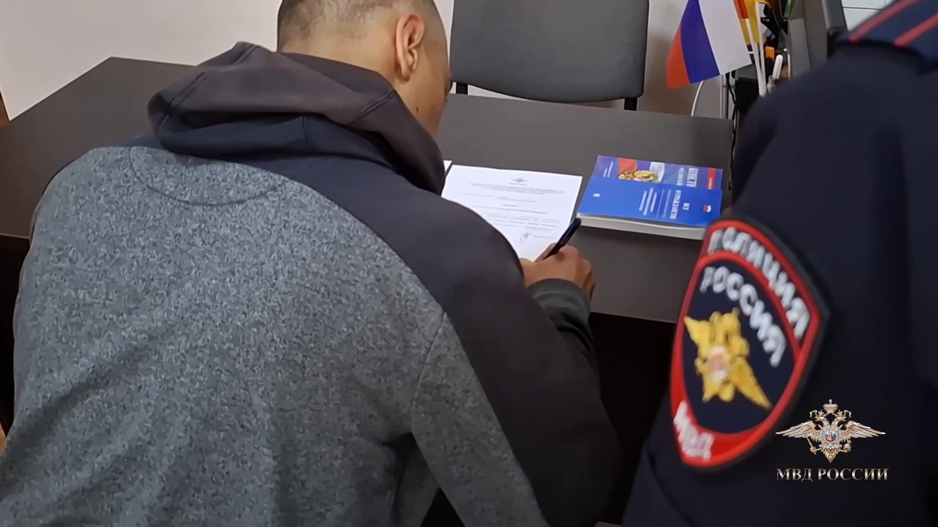 Сотрудники полиции лишили российского гражданства и депортировали из страны мужчину, которого пытались склонить к госизмене украинские спецслужбы