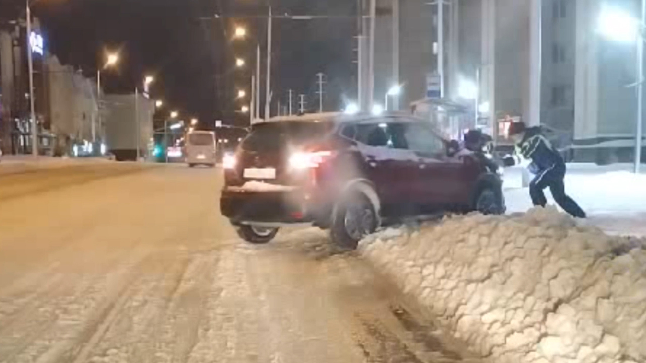 Автоинспекторы Ставрополья помогают водителям, оказавшимся в непогоду в трудной дорожной ситуации
