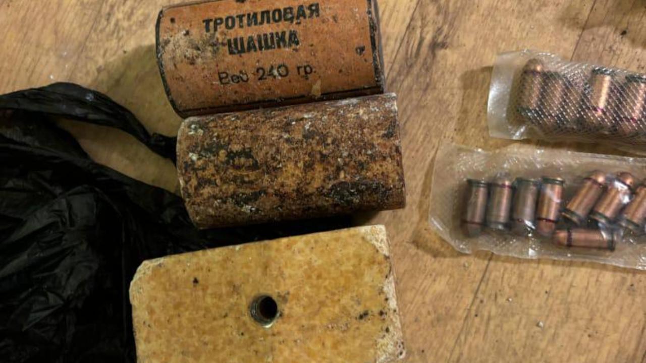 В двух гаражах жителя Рязани полицейские нашли кусты конопли, марихуану, оружие и боеприпасы