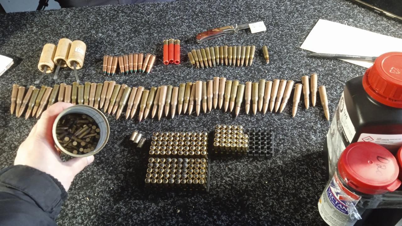 Полицейские в Запорожской области нашли в частном доме свыше 4,5 тысячи патронов и около 1 кг пороха