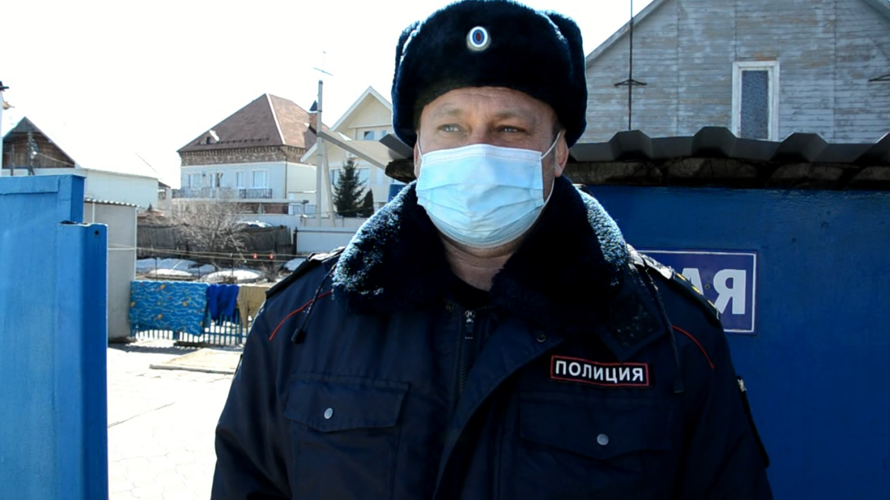 В Алтайском крае полицейский и его супруга помогли соседям выбраться из горящего дома