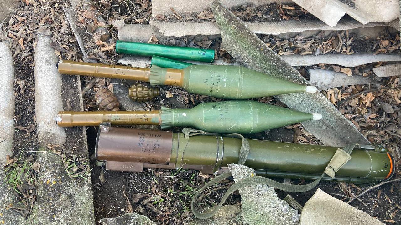 В нежилом доме села Анновка Запорожской области правоохранители нашли гранатомёт и боеприпасы