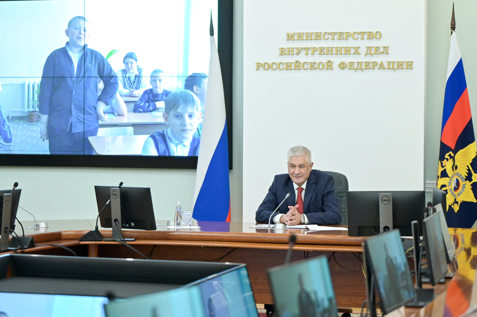 Владимир Колокольцев наградил юных героев Почетными грамотами МВД России и ценными подарками