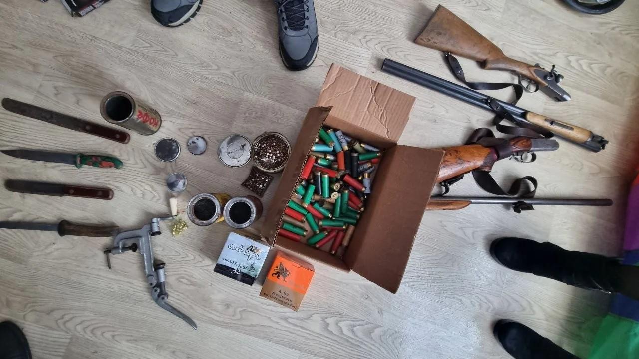 В незаконном хранении трёх сотен патронов, пороха и оружия полиция уличила двух жителей Сахалина