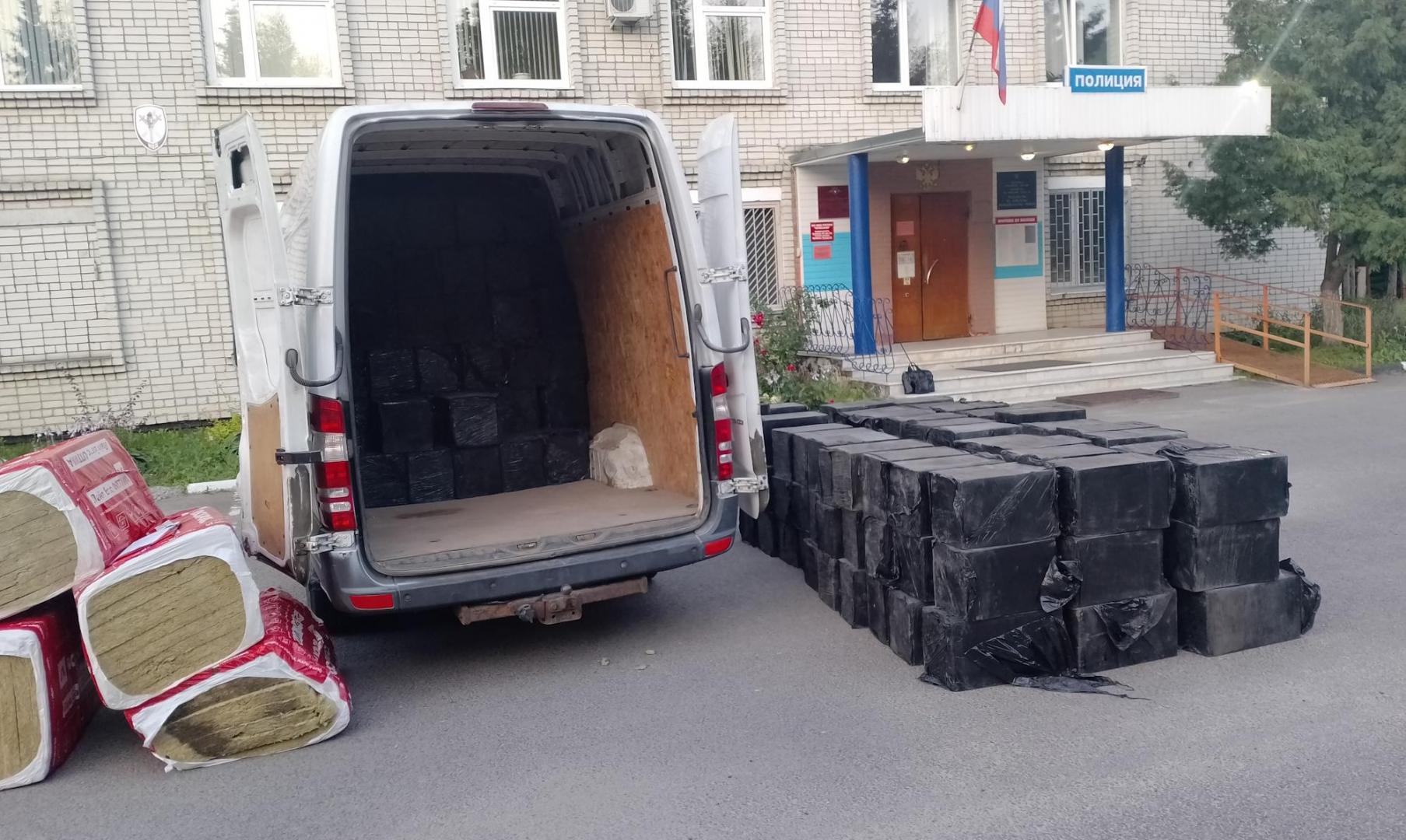 В Брянской области автоинспекторы изъяли у водителя фургона свыше 118 тысяч пачек нелегальных сигарет