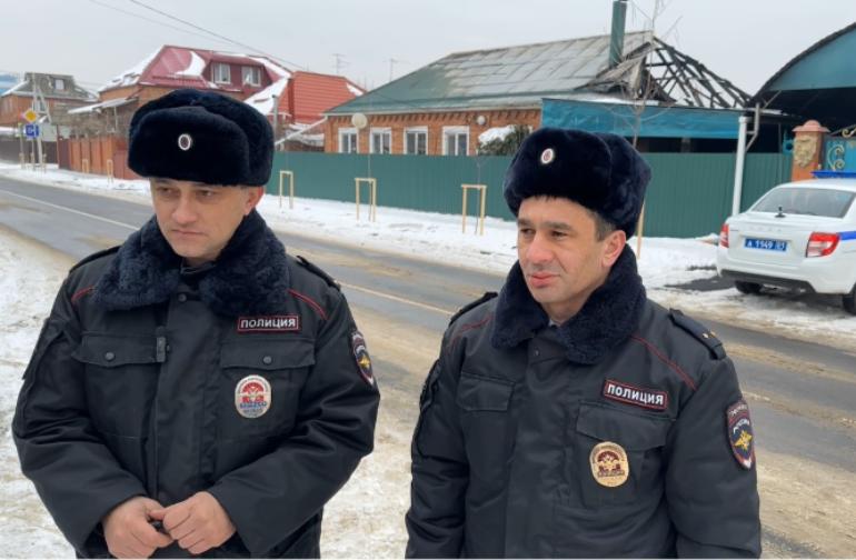 В Адыгее полицейские помогли пенсионерам и их внучке выбраться из горящего дома