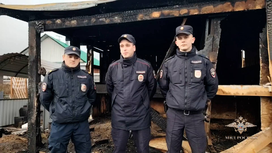 В Томской области полицейские спасли шестерых человек из горящего дома