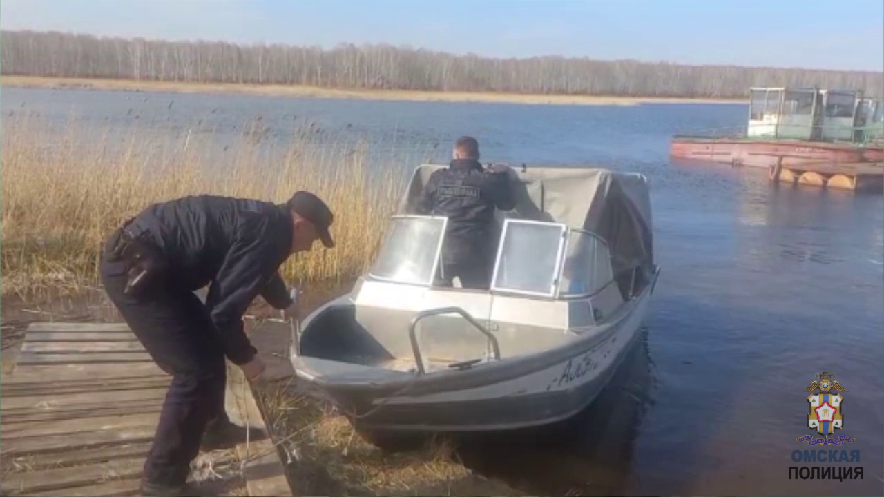 В Омской области участковый уполномоченный полиции и ветеран ОВД спасли дрейфующего в озере Ик рыбака