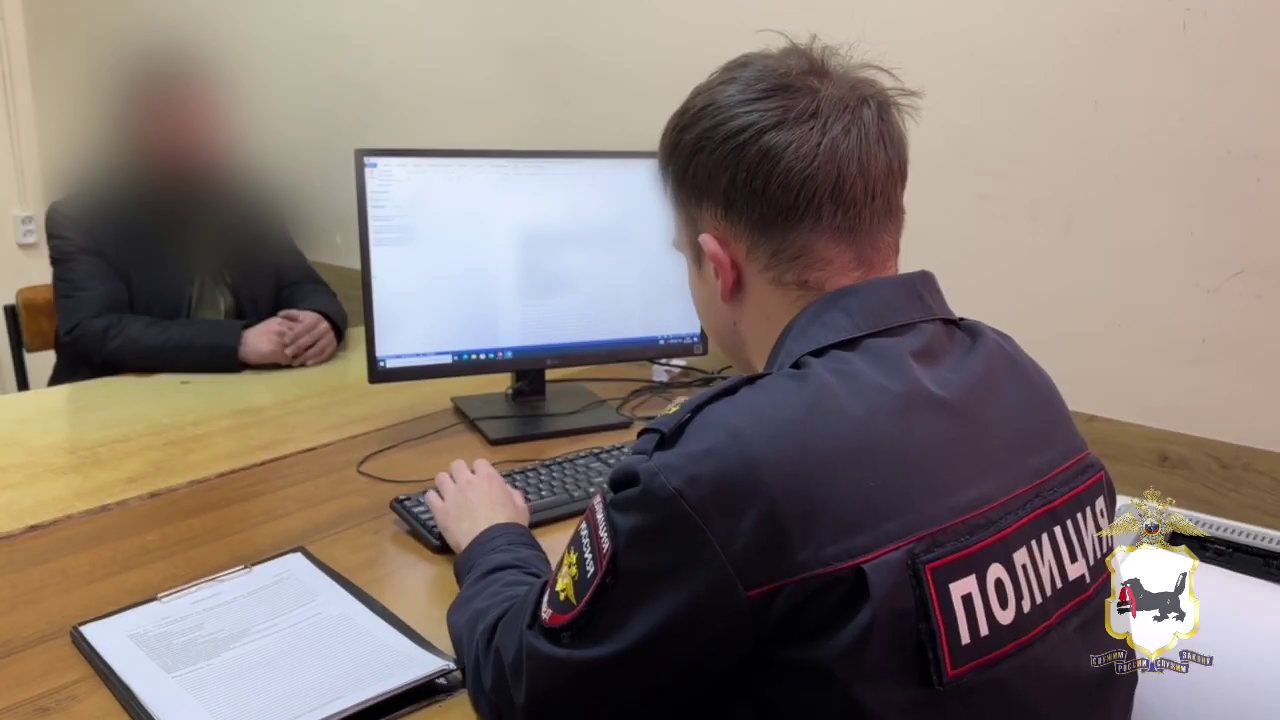 Иркутские полицейские установили жителя Шелехова, который пришёл с охолощённым автоматом в больницу
