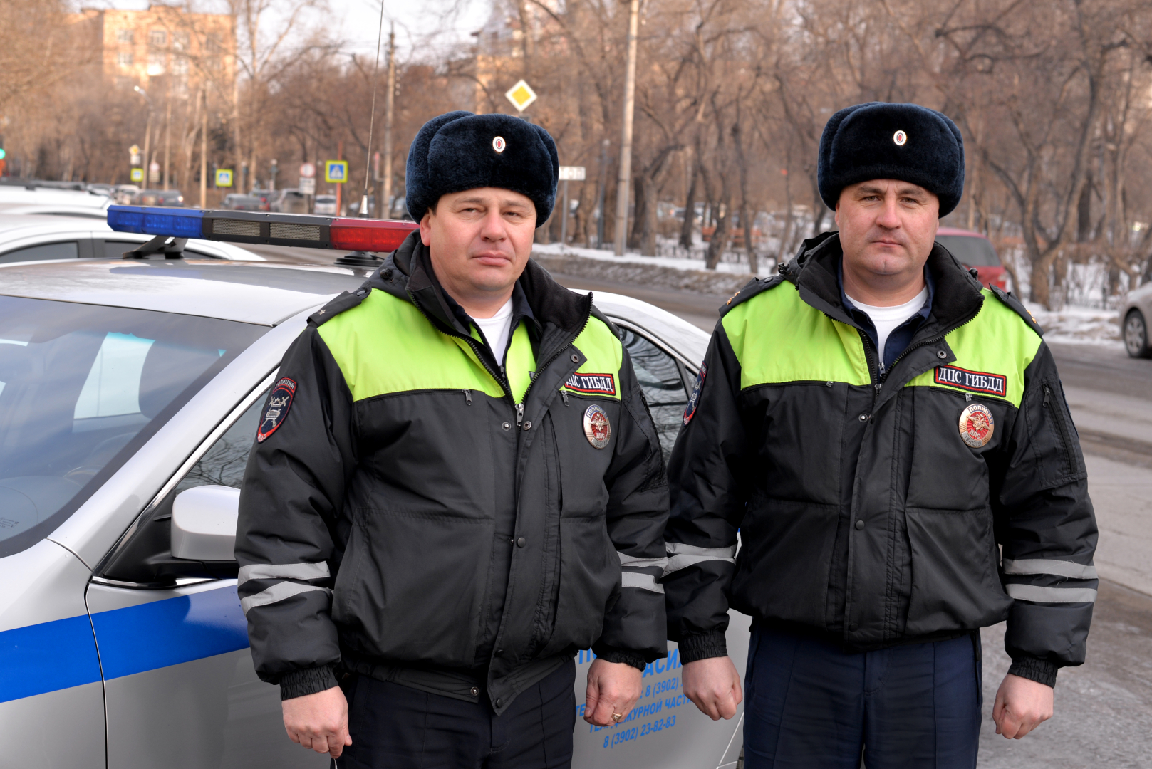 В Хакасии инспекторы ДПС сопроводили в больницу маму с двумя детьми, чей автомобиль сломался в пути