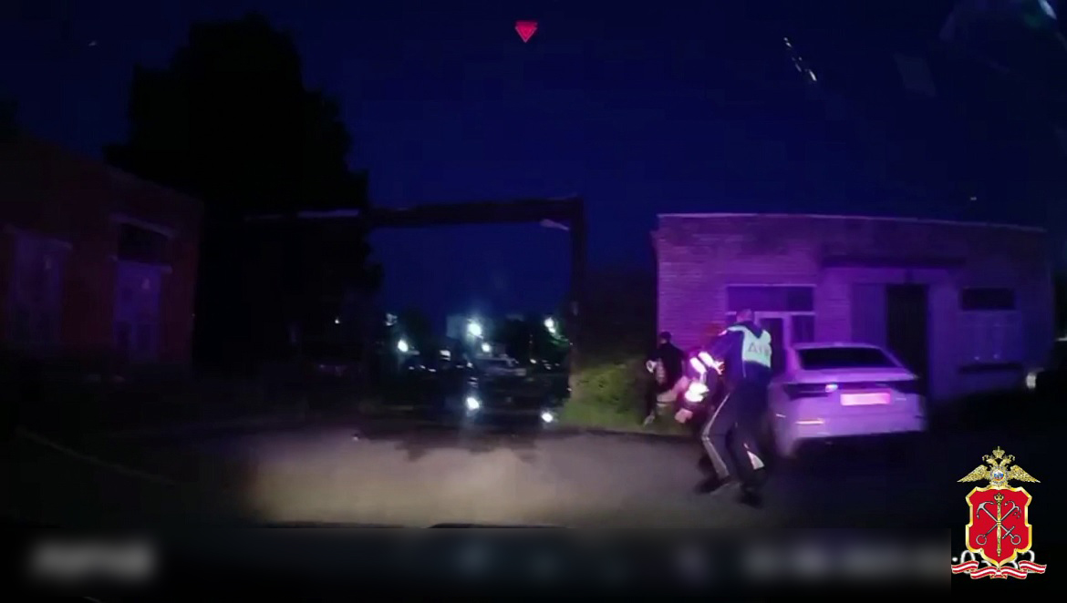 В Ленинградской области автоинспекторы в ходе погони со стрельбой задержали водителя-лихача