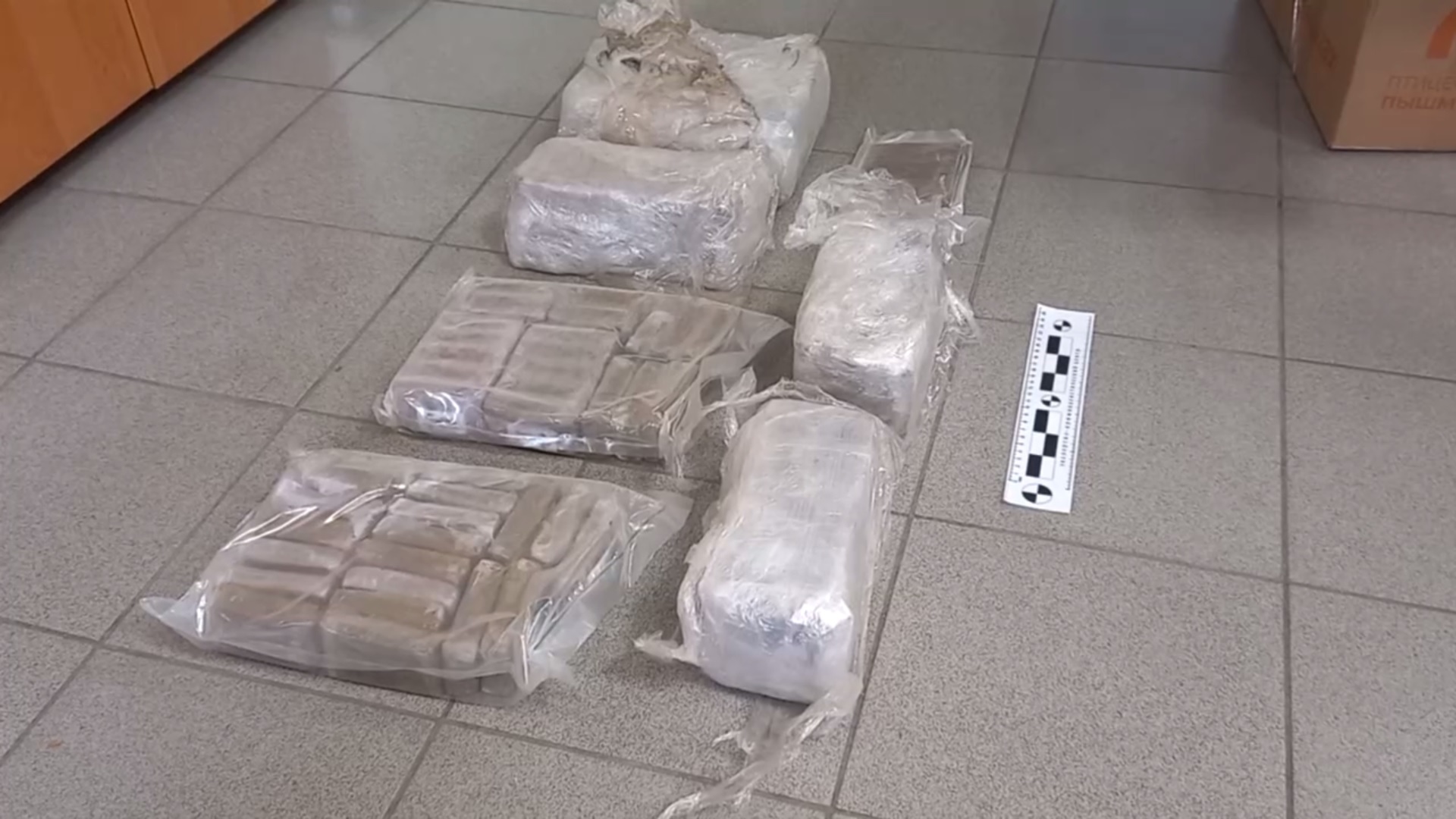 На трассе в Тюменской области остановлена машина, в багажнике которой обнаружено 10 кг гашиша