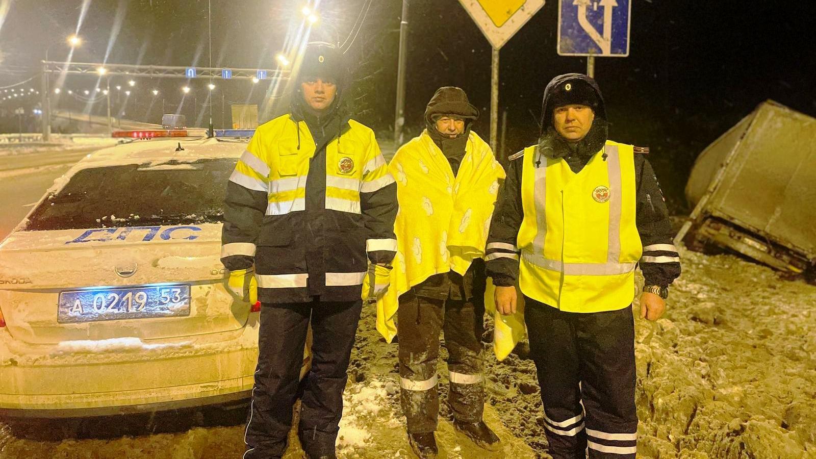 Новгородские полицейские помогли водителю, чья фура в сильный снегопад слетела с трассы в водоём