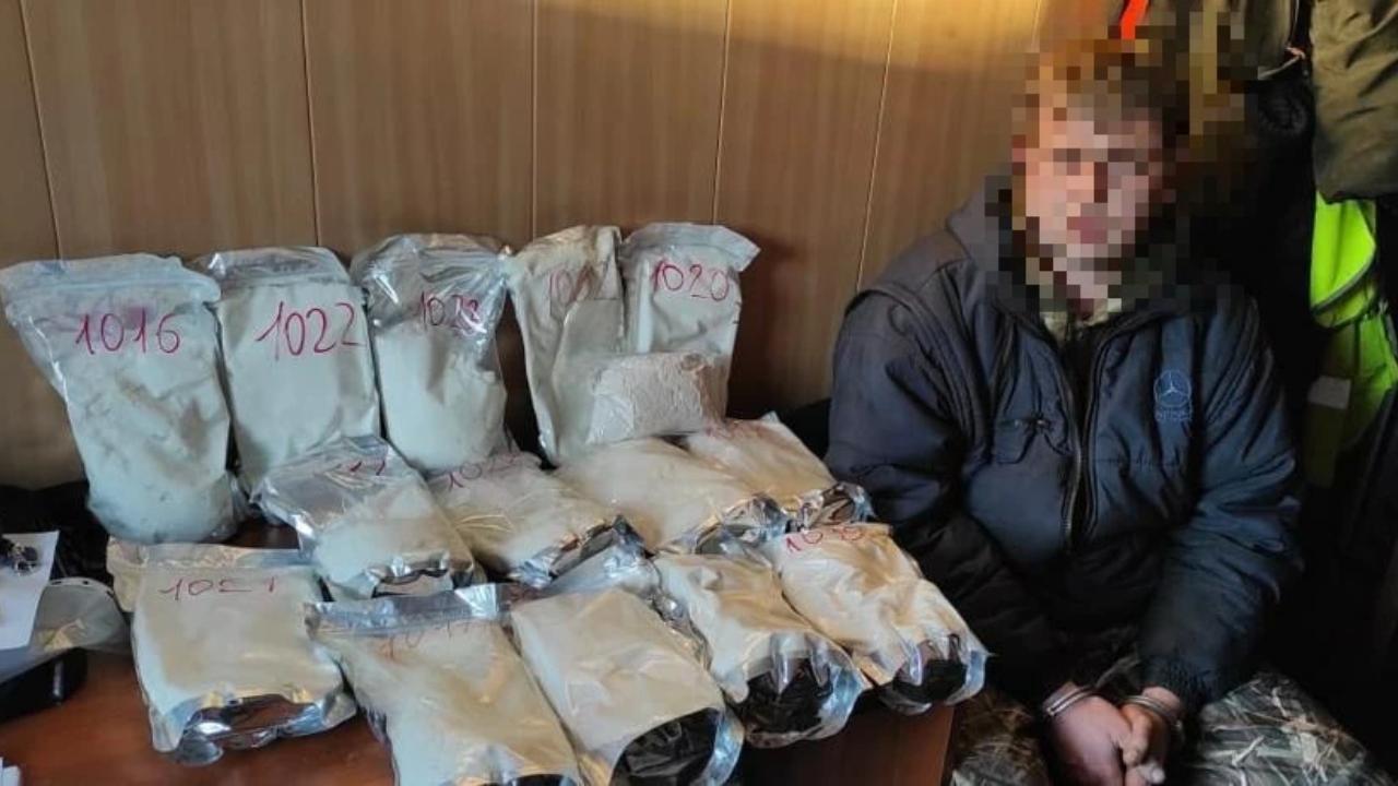 В Ленинградской области транспортные полицейские изъяли из незаконного оборота свыше 14 кг мефедрона