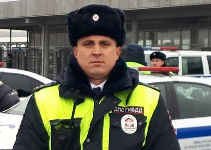 Полицейские Ростовской области потушили загоревшийся на трассе автомобиль