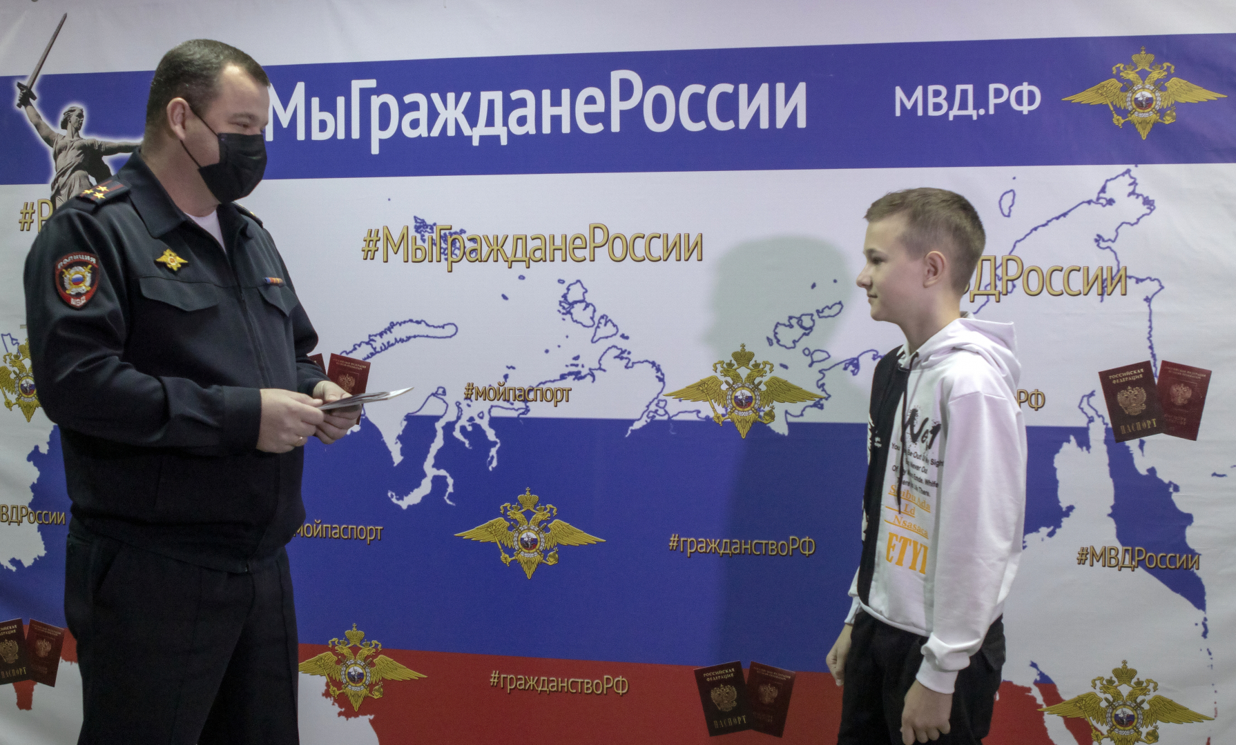 Волгоградские полицейские вручили паспорт юному жителю Луганской Народной Республики