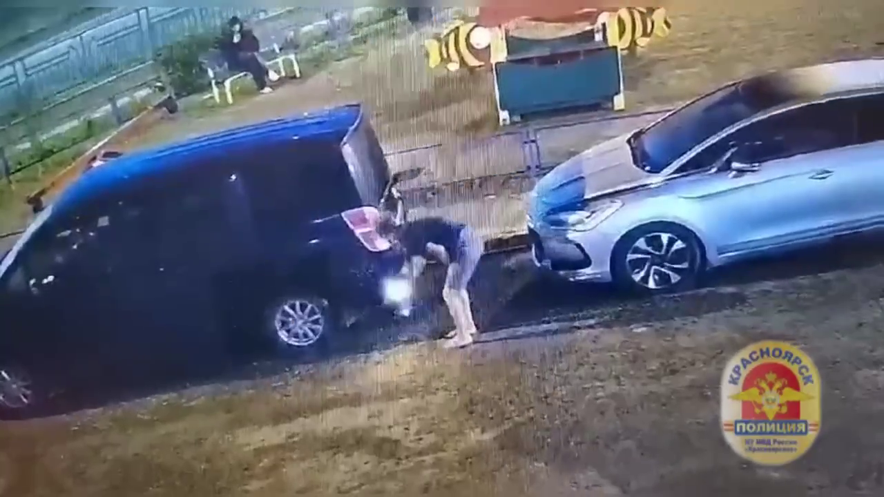 В Красноярске осудят пенсионерку, которая подожгла иномарку соседа за шум от ремонта в его квартире