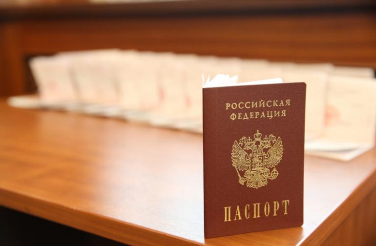В Смоленске жители ДНР и Херсонской области, приняв Присягу, получили российские паспорта
