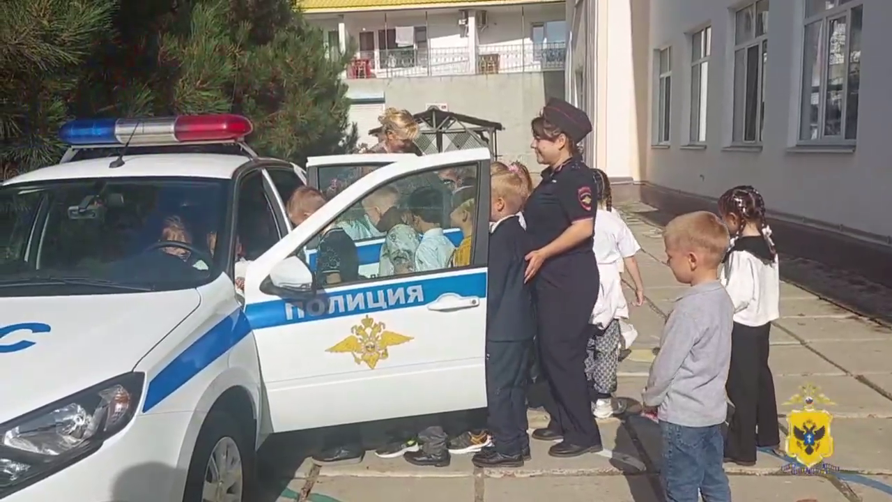 Полицейские Херсонской области провели встречу с педагогами и учениками Генической школы № 1