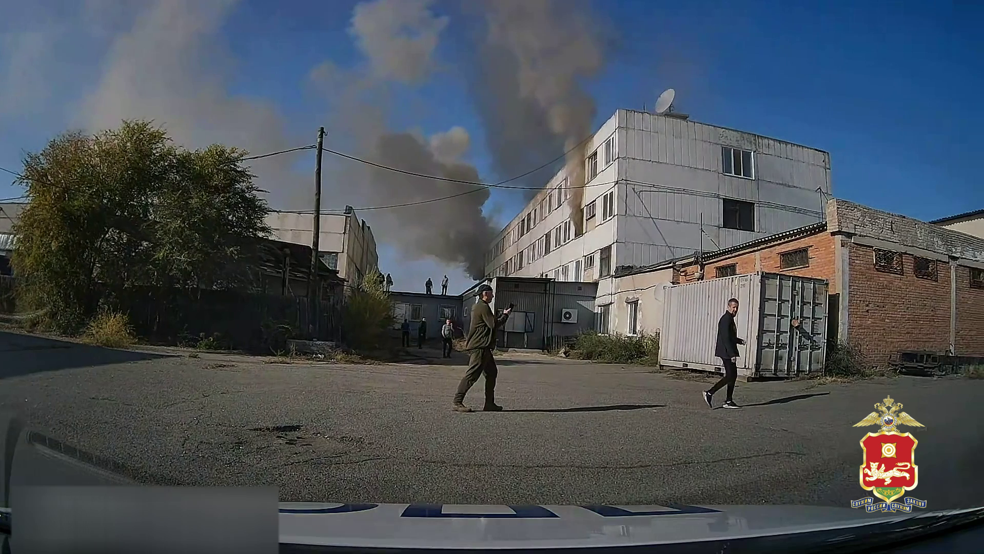 В Хакасии автоинспекторы оказали содействие спецслужбам в эвакуации людей из горящего здания