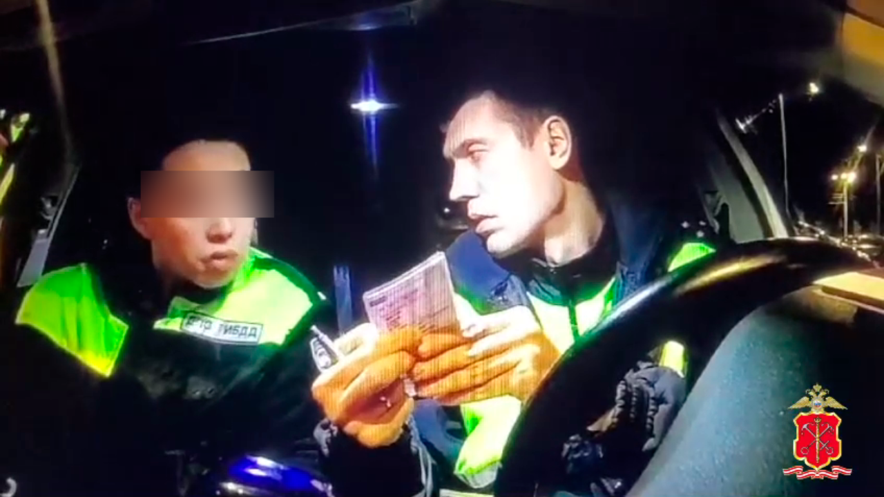 Петербуржец уличён полицией в незаконном ношении формы сотрудника ДПС и управлении машиной без прав