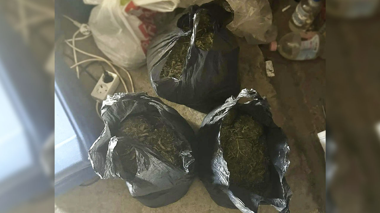 В Хабаровском крае полицейские нашли более 2,6 кг марихуаны в гаражном боксе жителя Амурска