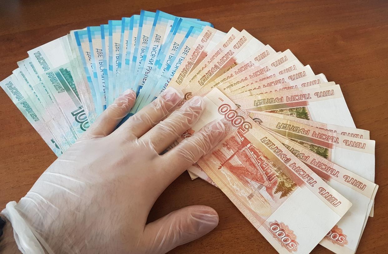 Пособника аферистов, выманивших за несколько дней у москвички более 2 млн рублей, задержали полицейские
