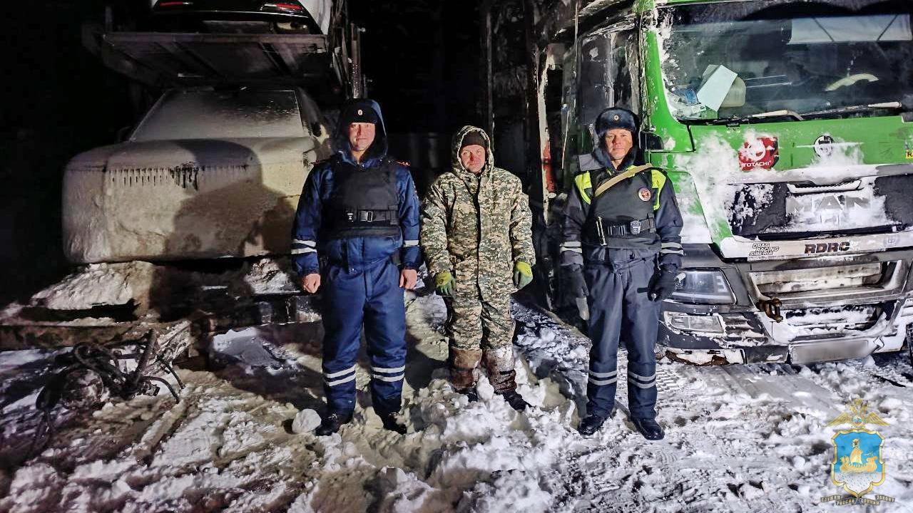 Полиция двое суток обеспечивала безопасность на месте ДТП с участием автовоза в Костромской области