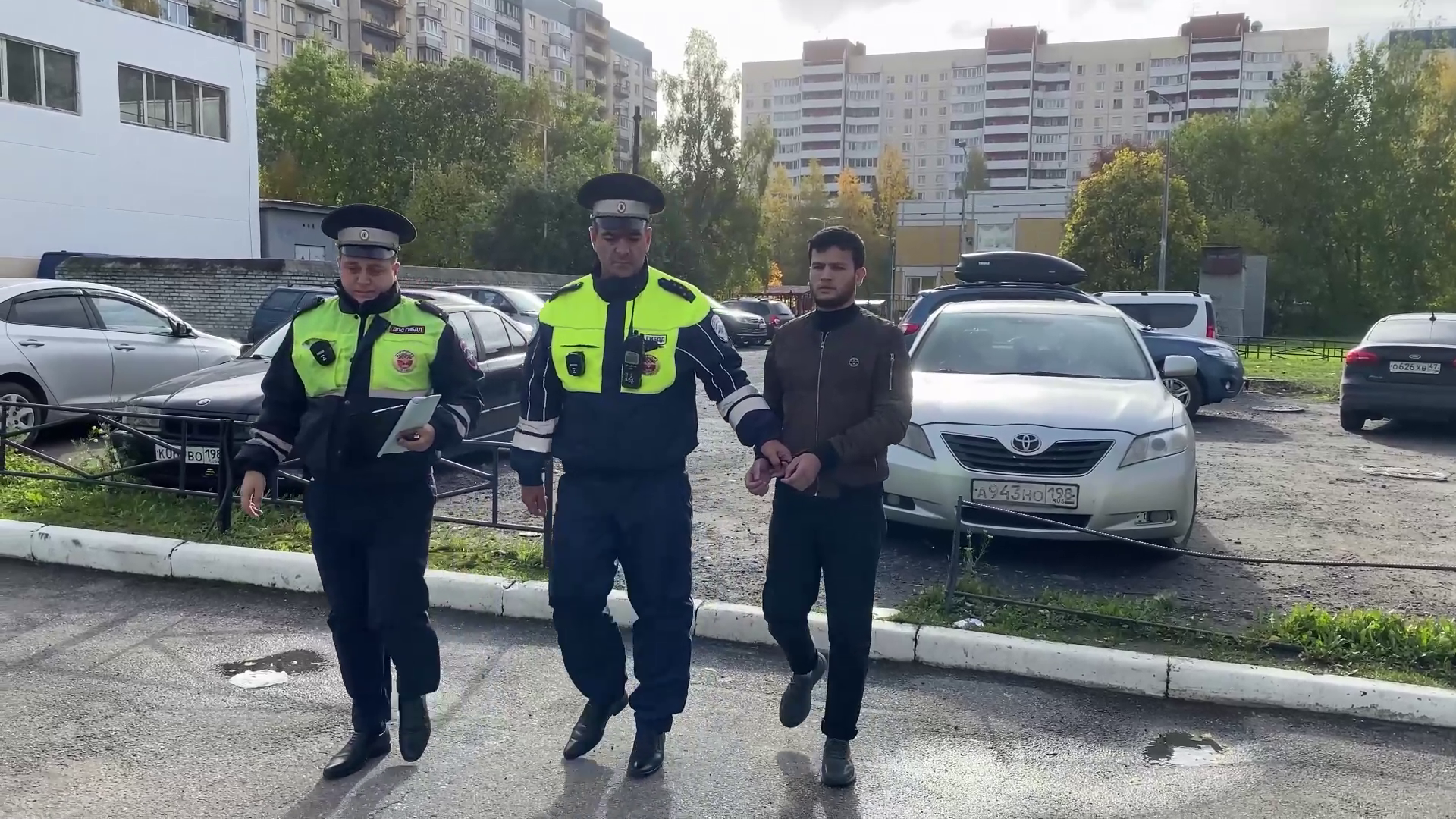Таксист, задержанный за езду по тротуару в Санкт-Петербурге, сослался на маршрут в навигаторе