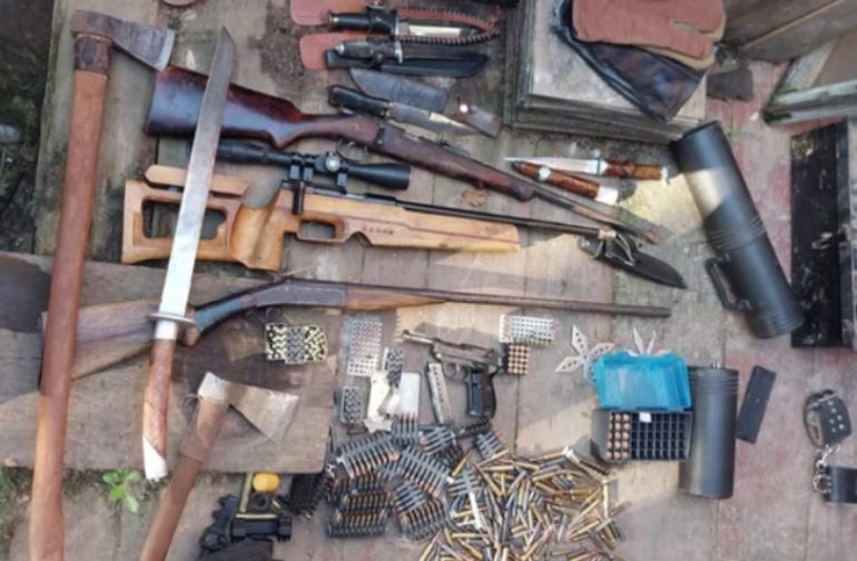 Полицейские Смоленской области обнаружили арсенал оружия у подозреваемого в культивации конопли