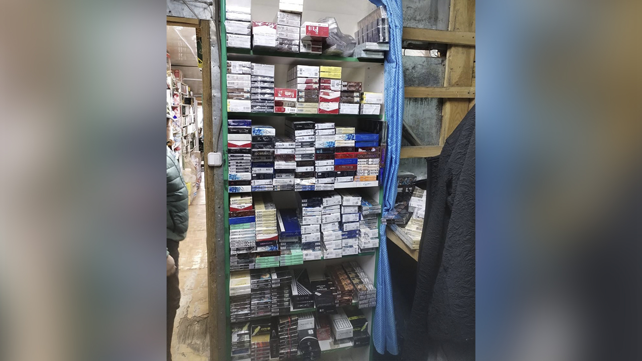 Свыше 22 300 пачек нелегальных сигарет изъяла полиция у владельца двух павильонов на рынке в Тюмени