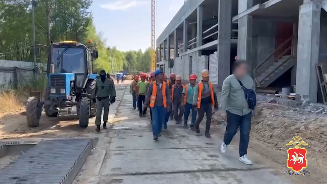 В Казани на строительном объекте полицейские выявили 14 нарушителей миграционного законодательства