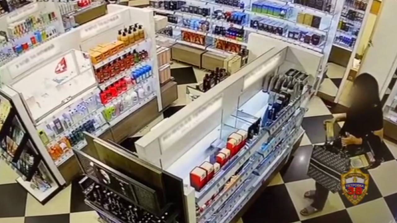 Участковые уполномоченные полиции раскрыли серию краж парфюмерии из столичного супермаркета