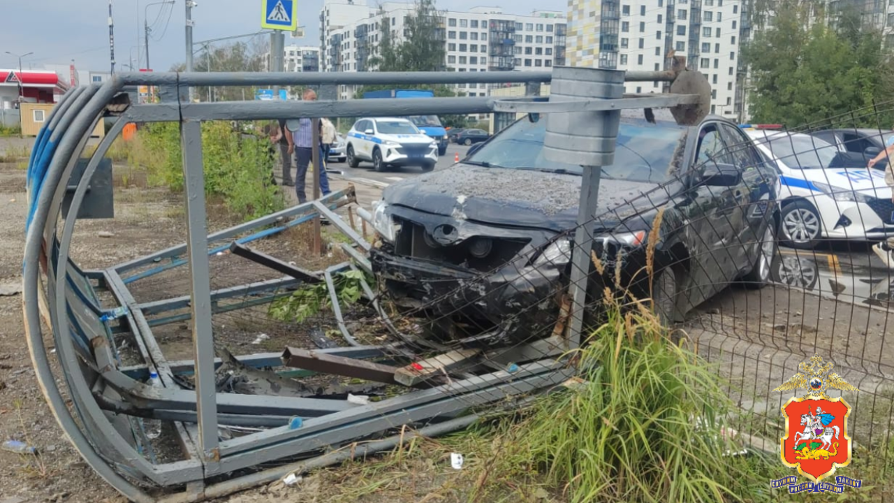 Полицейские выясняют причины ДТП в Подмосковье, где машина влетела в павильон автобусной остановки