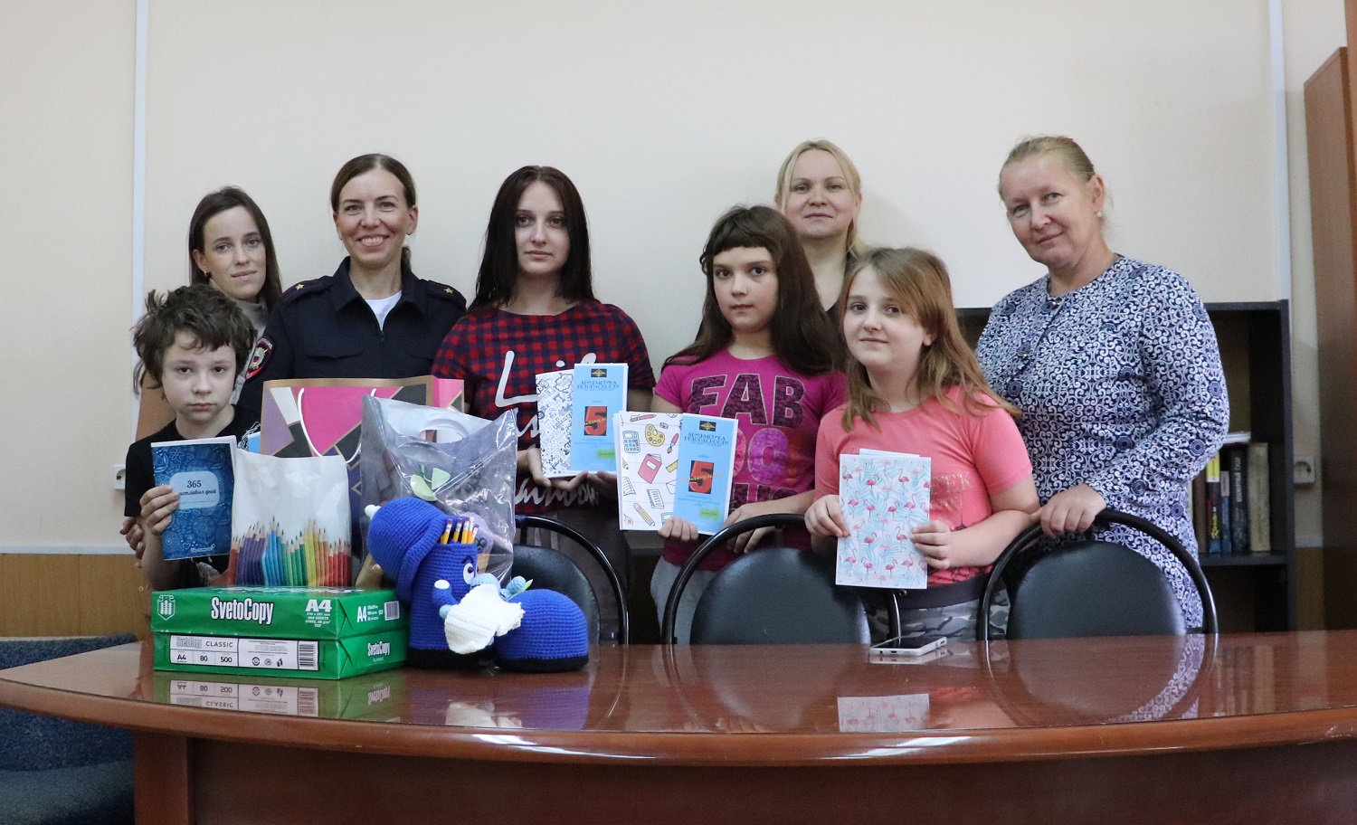 В Иванове полицейские поздравили детей, приехавших из Харьковской области, с наступающим Днём знаний